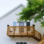 Park Carriage House Rest & Explore With Hollyhock
