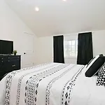 Park Carriage House Rest & Explore With Hollyhock