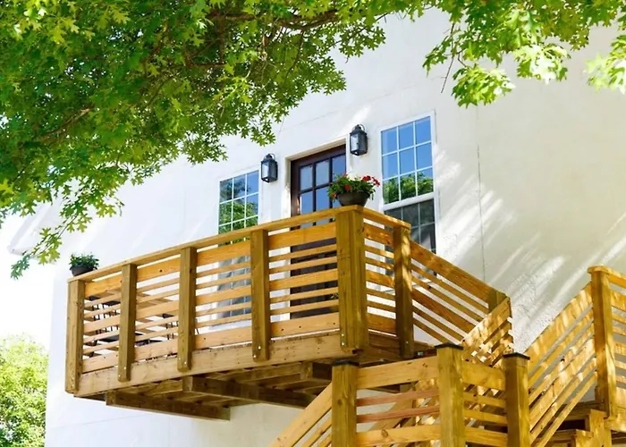 Park Carriage House Rest & Explore With Hollyhock