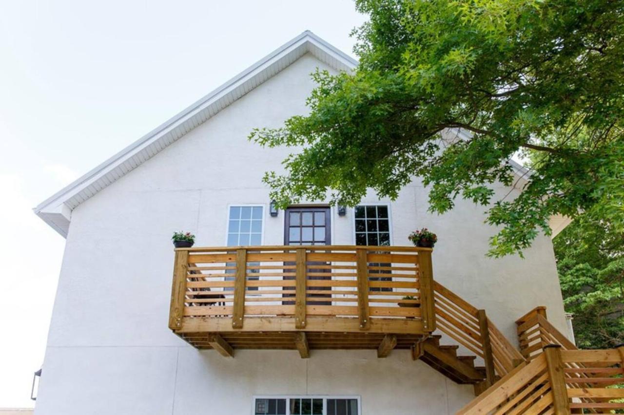 Park Carriage House Rest & Explore With Hollyhock